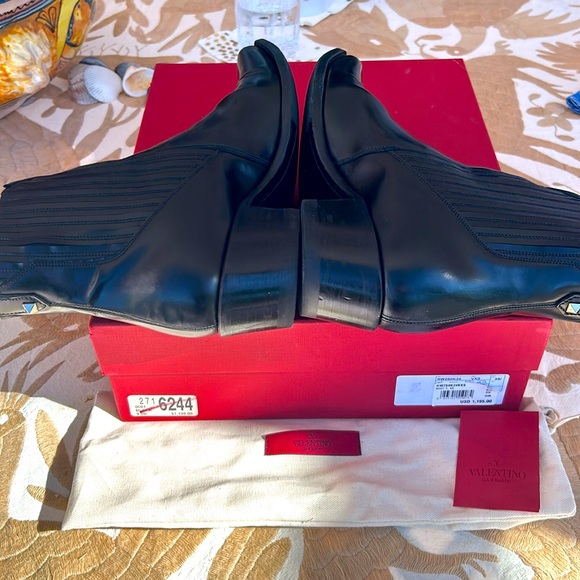 Valentino Garavani🖤VLogo Lockette Beatle Black Leather Boots🖤 - Picture 7 of 13